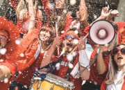 LOL赛事-包含激烈角逐场面激动人心，球迷热情高涨！的词条