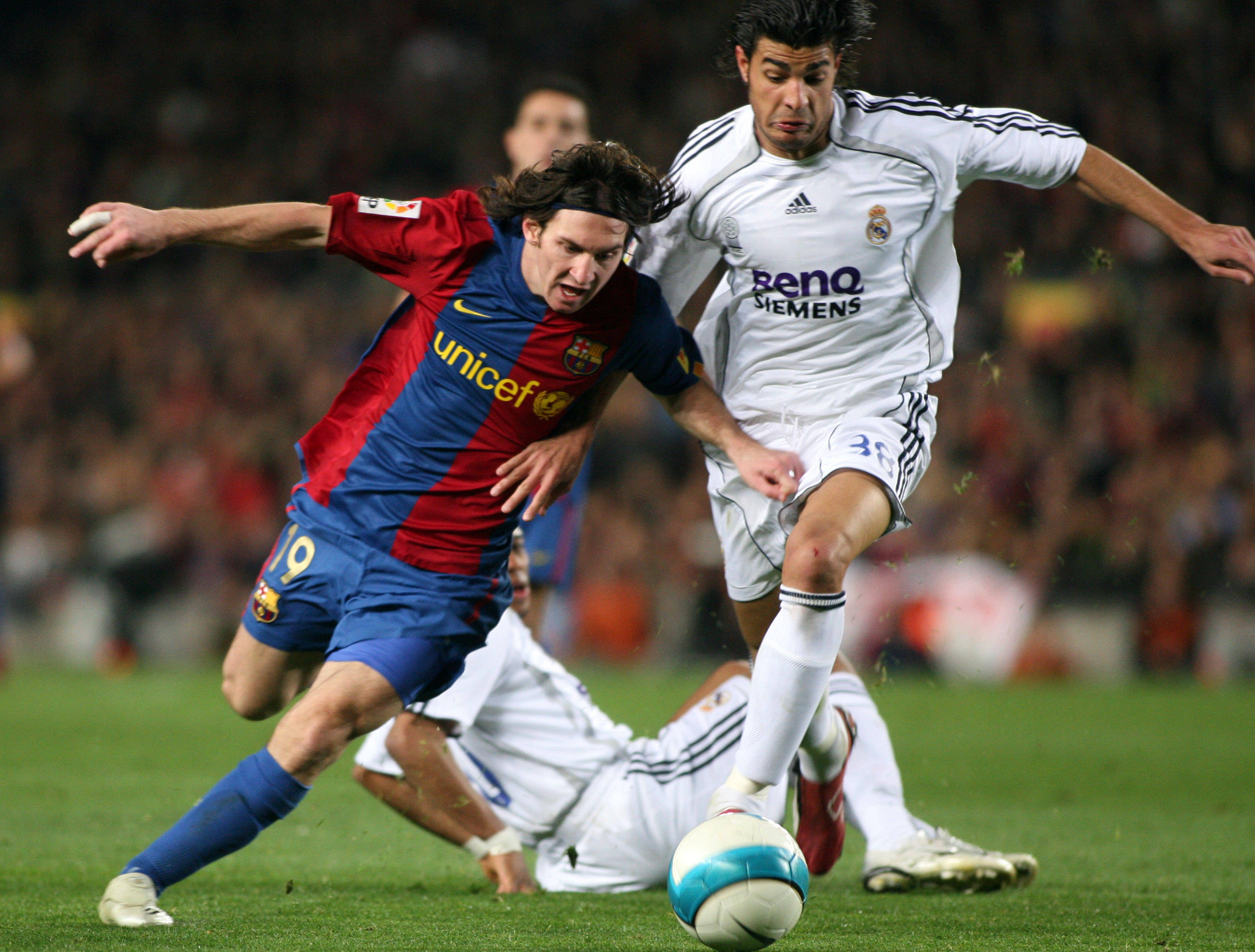 足坛传奇！梅西助球队成功晋级欧冠下一轮的简单介绍