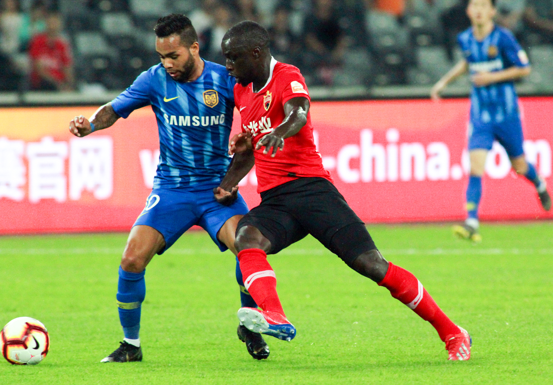 包含广州富力客场告捷，零封江苏苏宁取得连胜的词条