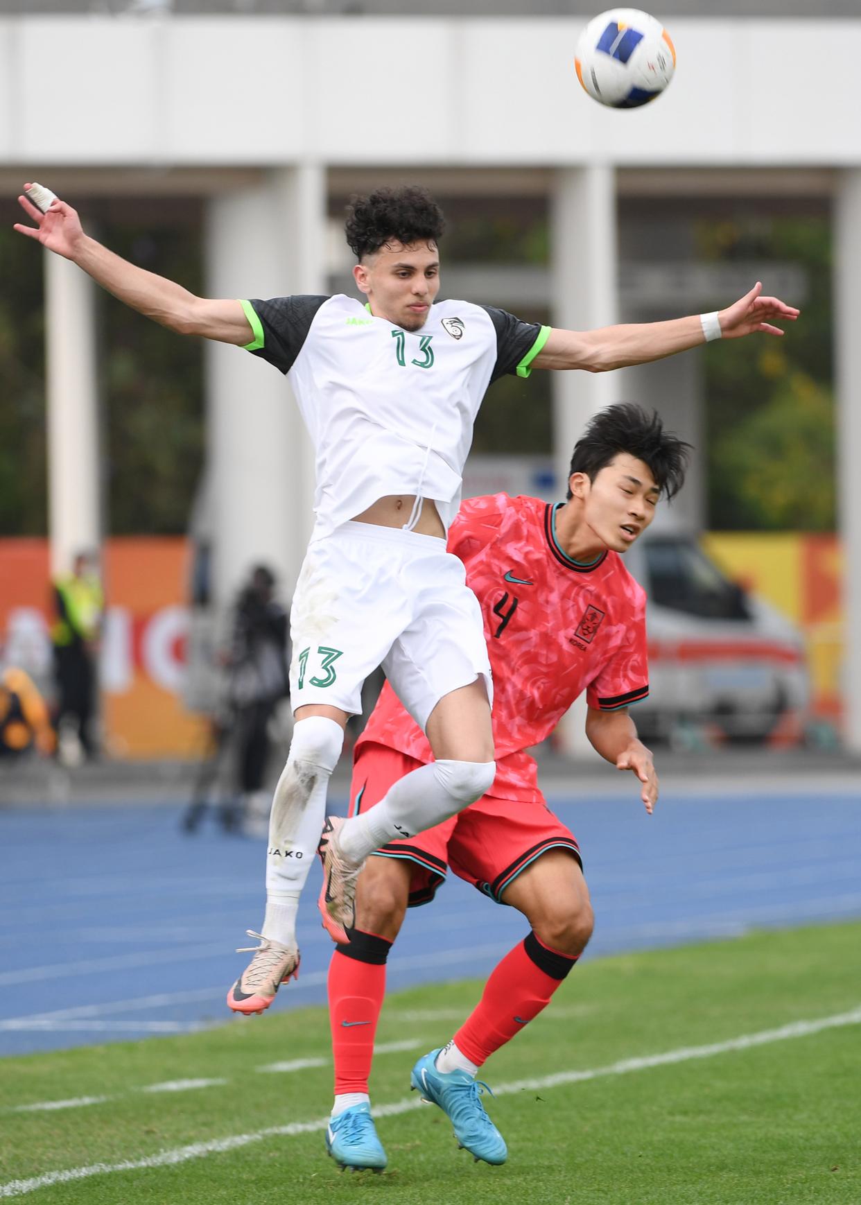 亚洲球员飞奔进球，帮助球队获胜