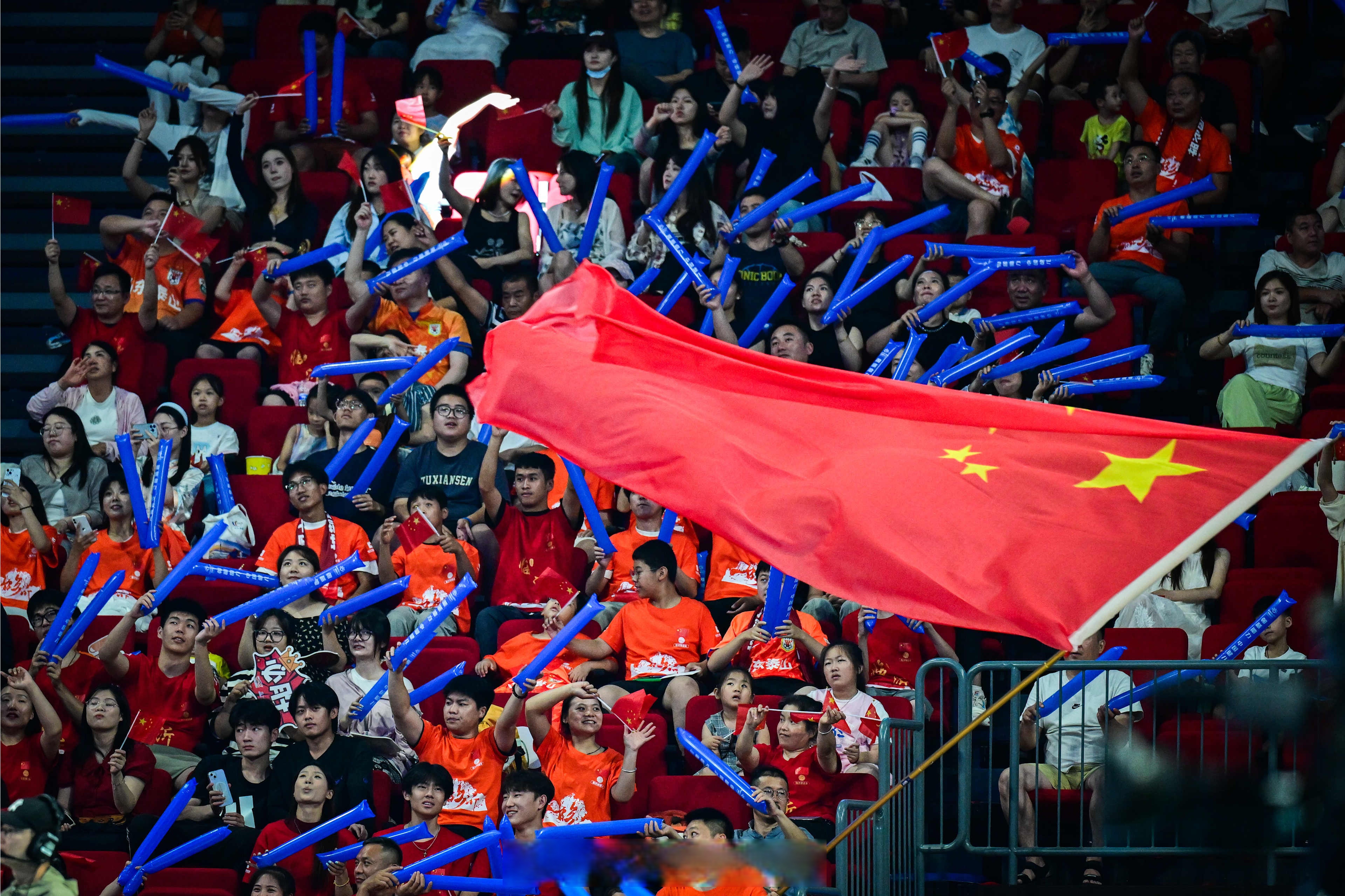 阿联酋赛场惊险一幕，中国球队凭实力跻身前列