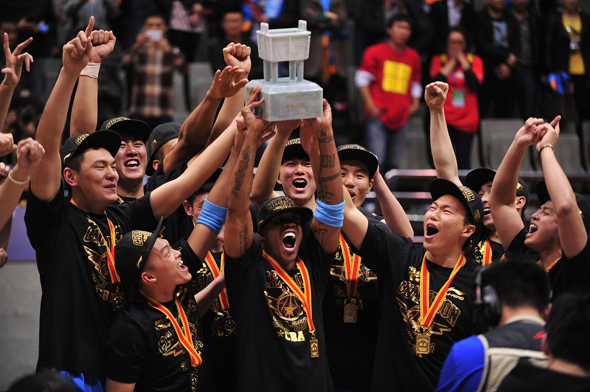 激烈比赛后球员尽显风采,精彩瞬间回放 激烈比赛后球员尽显风采,精彩瞬间回放