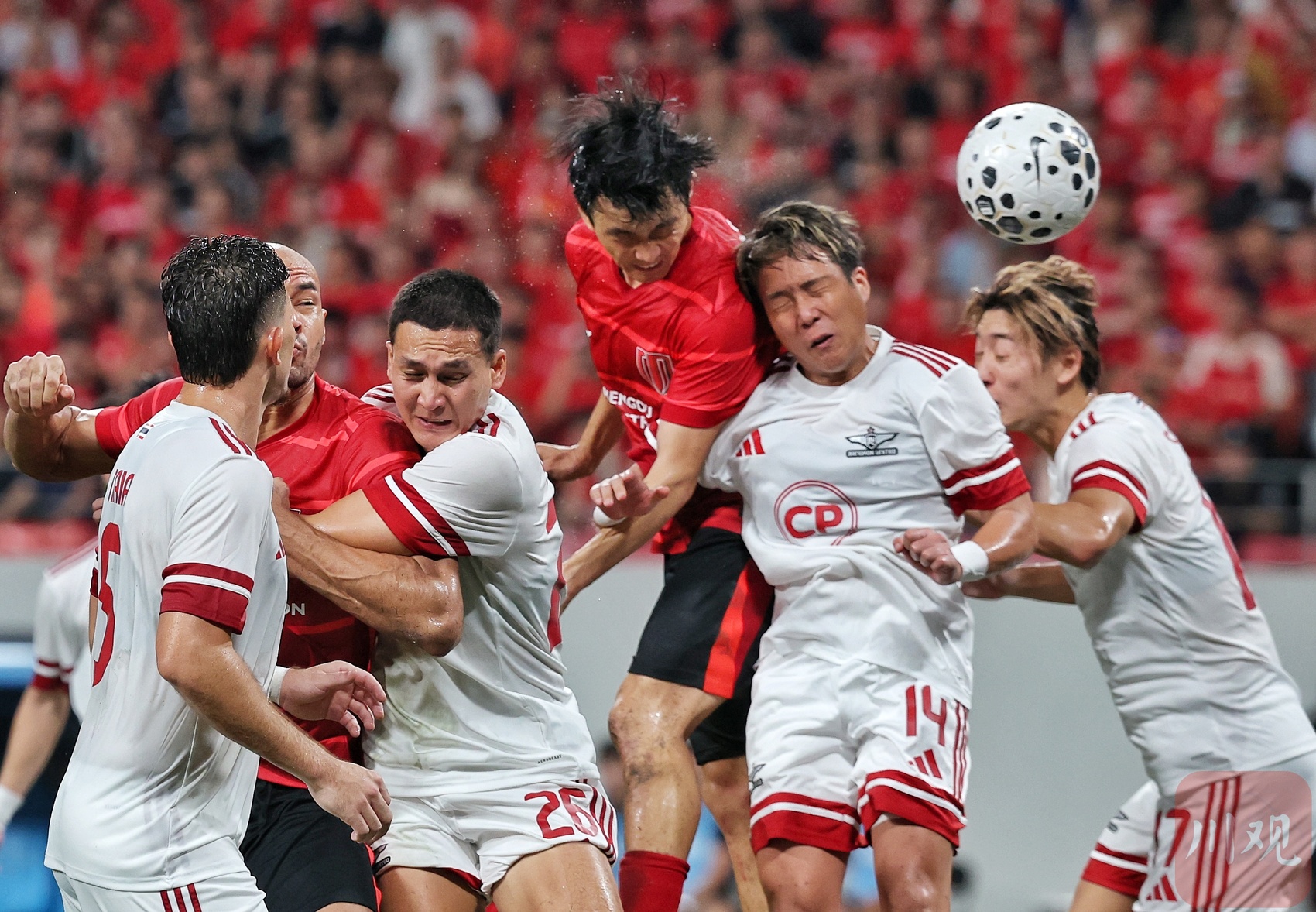 日本鏖战曼城,苏亚雷斯点燃赛场 日本鏖战曼城,苏亚雷斯点燃赛场