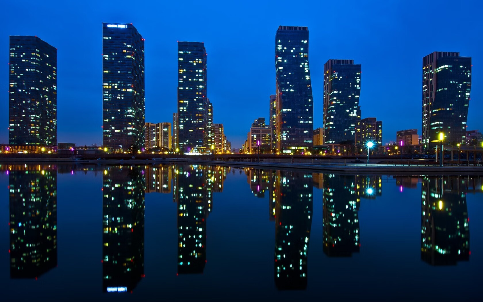 隐形引擎!霍勒迪冰面下的暖流,托起雄鹿的狂澜