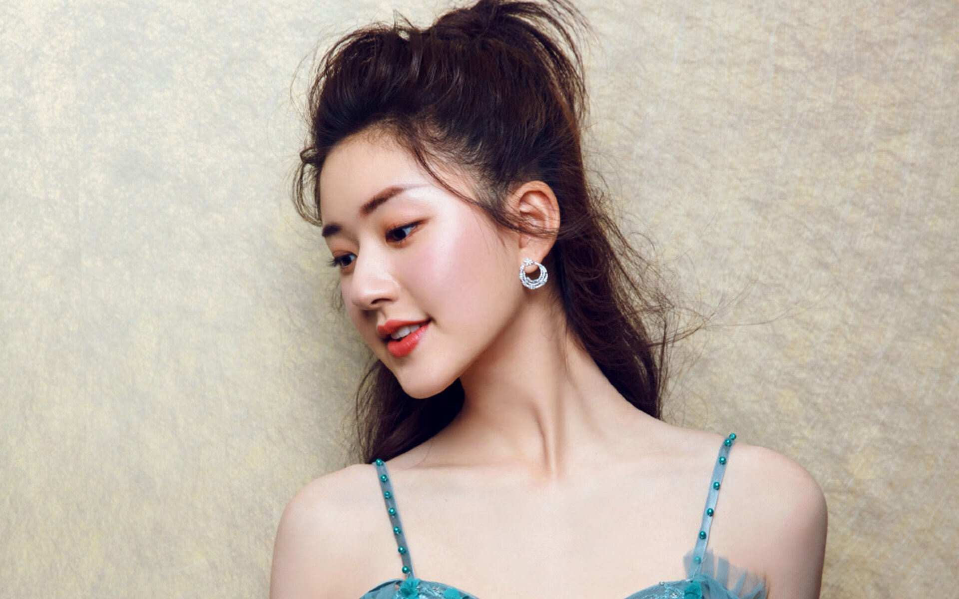 体育周末双重奏,西班牙足球稳胜玻利维亚,奥纳纳F1赛场霸气接管争冠战